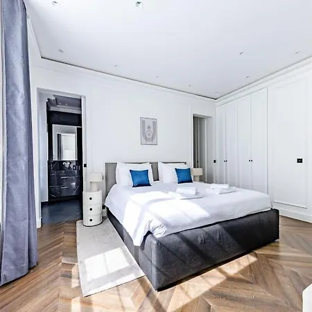 Elysees Gem 2-bedroom * Parigi